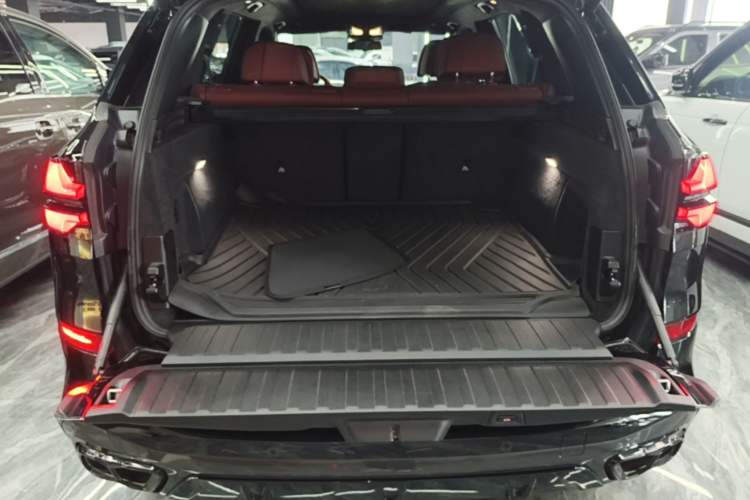 Used BMW X5 2023 xDrive 40Li M Sport Package Trunk