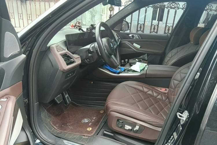 Used BMW X5 2023 xDrive 40Li M Sport Night Edition Package Driver Seat
