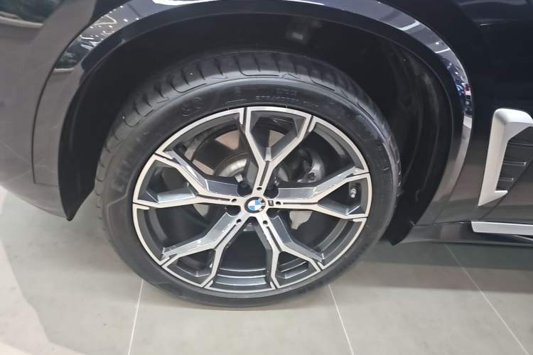 Used BMW X5 2023 xDrive 30Li Luxury M Sport Package Exterior 4