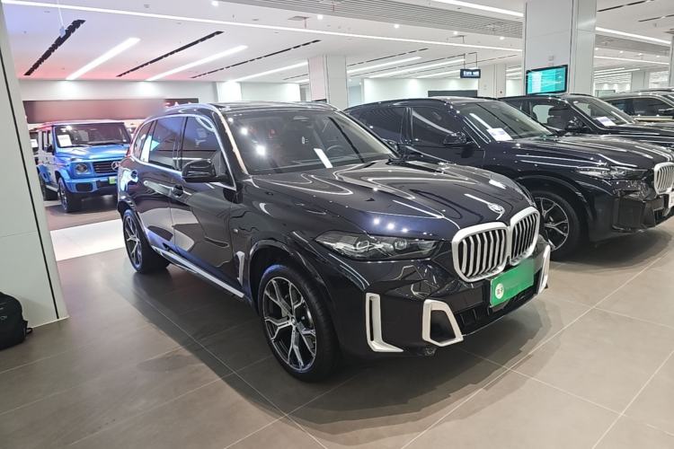 Used BMW X5 2023 xDrive 30Li Luxury M Sport Package Front Right 45 Deg