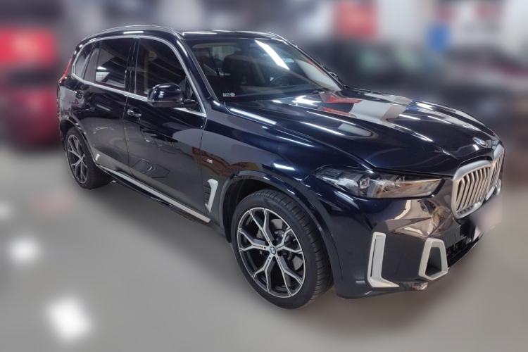Used BMW X5 2023 xDrive 30Li Luxury M Sport Package Front Right 45 Deg