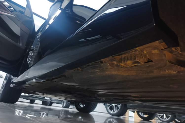 Used BMW X5 2023 xDrive 30Li Luxury M Sport Night Edition Package Left Side Sill