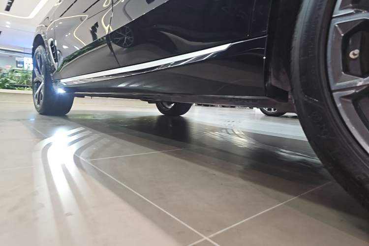 Used BMW X5 2023 xDrive 30Li Luxury M Sport Package Left Side Sill
