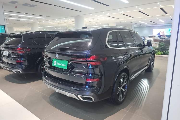 Used BMW X5 2023 xDrive 30Li Luxury M Sport Package Rear Right 45 Deg