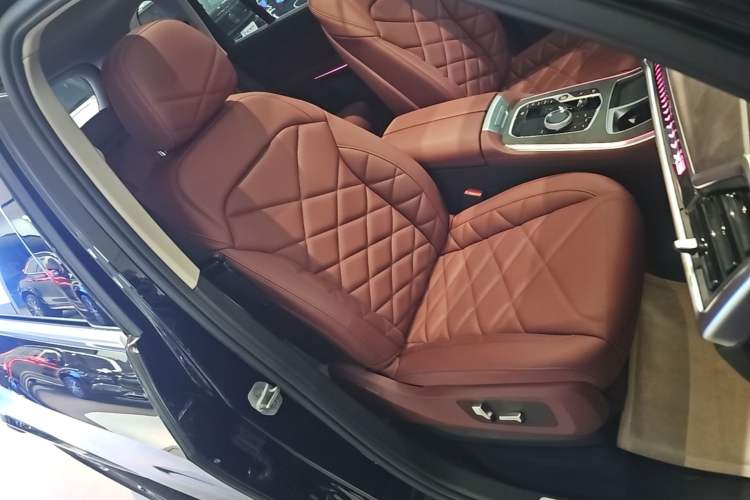 Used BMW X5 2023 xDrive 30Li Luxury M Sport Package Right Front Seat