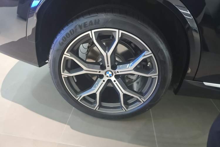 Used BMW X5 2023 xDrive 30Li Luxury M Sport Package Right Rear Wheel Hub