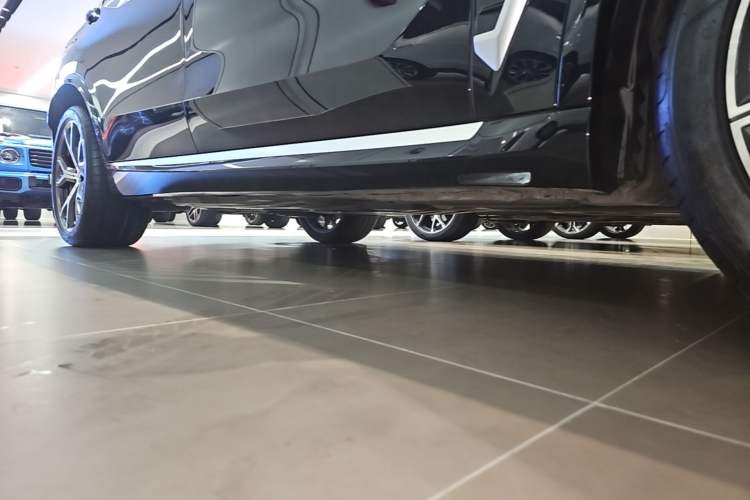 Used BMW X5 2023 xDrive 30Li Luxury M Sport Package Right Side Sill
