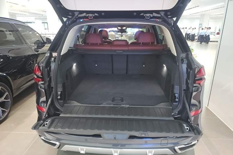 Used BMW X5 2023 xDrive 30Li Luxury M Sport Package Trunk