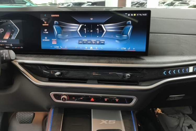 Used BMW X5 2023 xDrive 30Li Luxury M Sport Package Audio And AC Panel