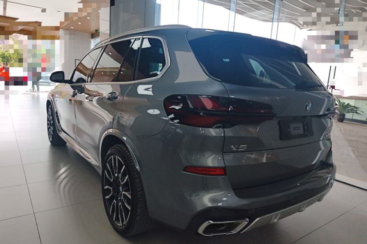 Used BMW X5 2023 xDrive 30Li Luxury M Sport Package Exterior 2