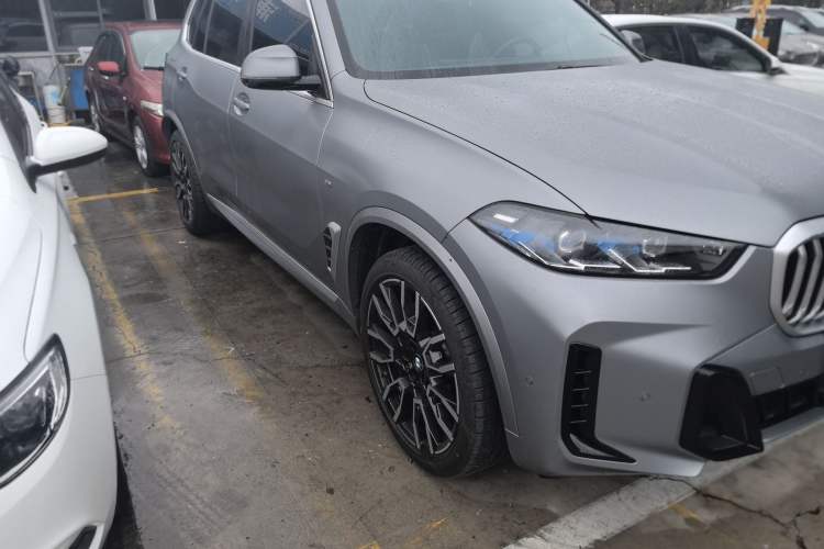 Used BMW X5 2023 xDrive 40Li M Sport Package Exterior 2