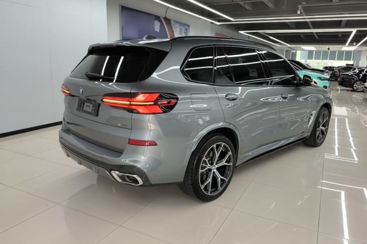 Used BMW X5 2023 xDrive 30Li Luxury M Sport Package Rear Right 45 Deg
