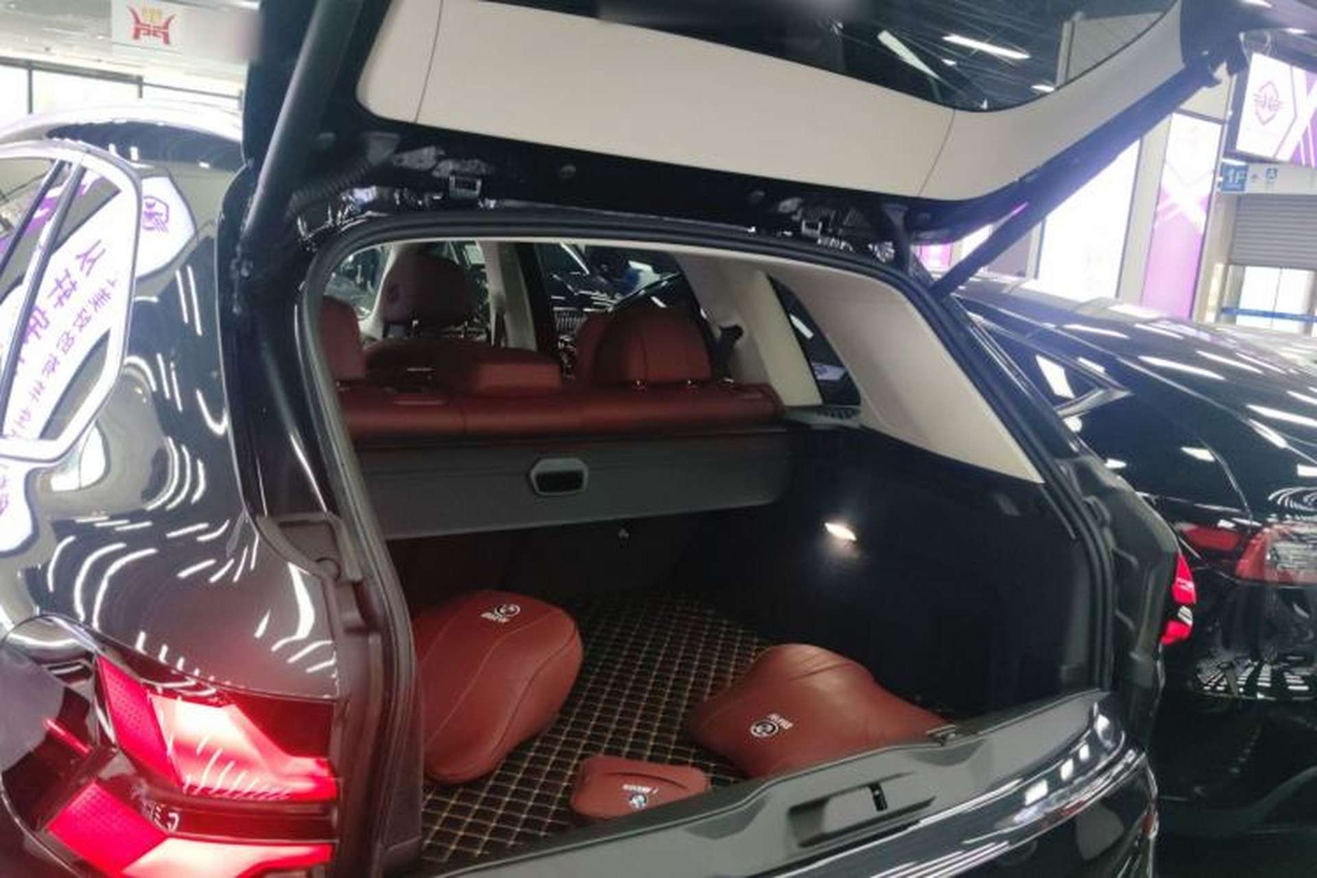 Used BMW X5 2023 xDrive 30Li Luxury M Sport Package Trunk