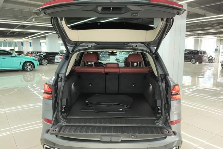 Used BMW X5 2023 xDrive 30Li Luxury M Sport Package Trunk