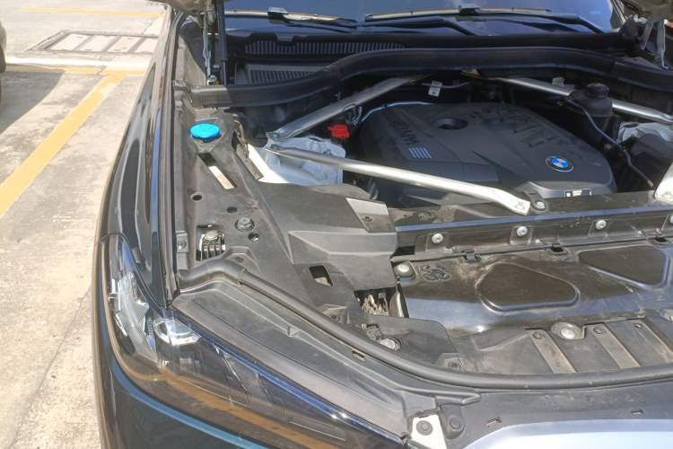 Used BMW X5 2023 xDrive 30Li M Sport Package Engine Bay Right