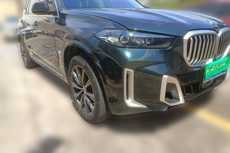 Used BMW X5 2023 xDrive 30Li M Sport Package Front Right 45 Deg