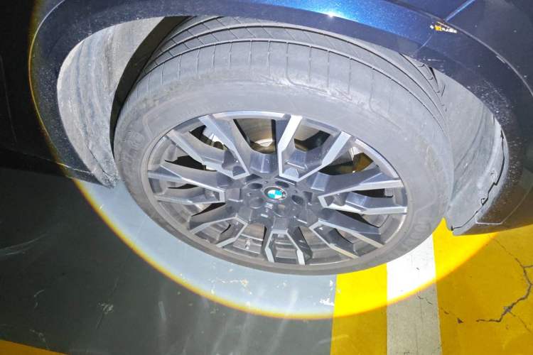 Used BMW X5 2023 xDrive 40Li M Sport Night Edition Package Right Front Wheel Hub