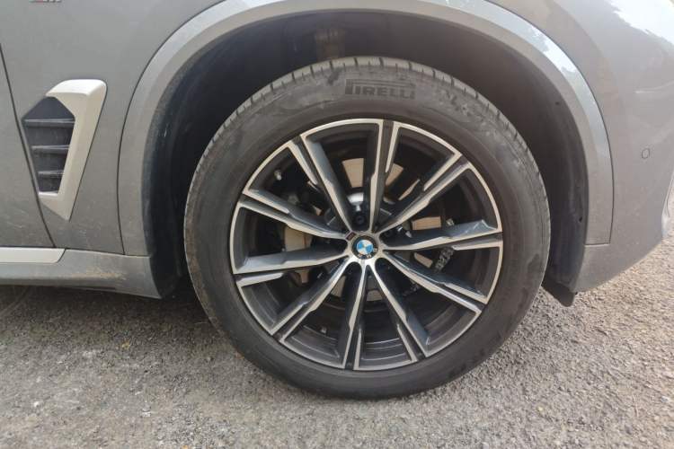Used BMW X5 2023 xDrive 30Li M Sport Package Right Front Wheel Hub