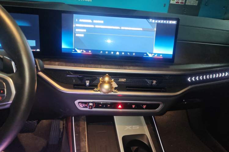 Used BMW X5 2023 xDrive 30Li Luxury M Sport Package Audio And AC Panel