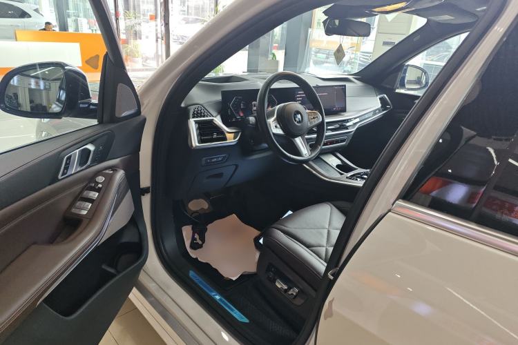 Used BMW X5 2023 xDrive 40Li M Sport Package Driver Seat