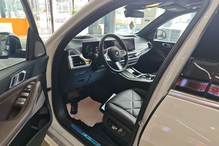 Used BMW X5 2023 xDrive 40Li M Sport Package Left Front Seat