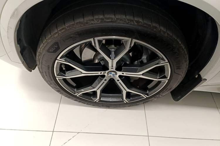Used BMW X5 2023 xDrive 30Li Luxury M Sport Night Edition Package Left Front Wheel Hub
