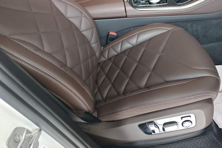 Used BMW X5 2023 xDrive 40Li M Sport Package Right Front Seat