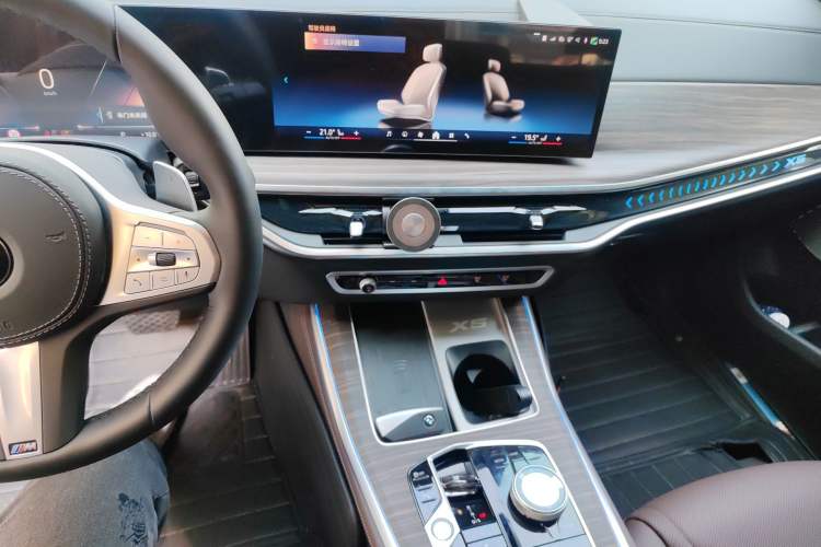 Used BMW X5 2025 Model, xDrive 40Li M Sport Night Package Audio And AC Panel