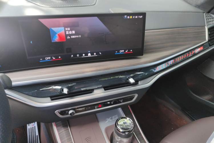 Used BMW X5 2025 Model, xDrive 40Li M Sport Night Package Audio And AC Panel