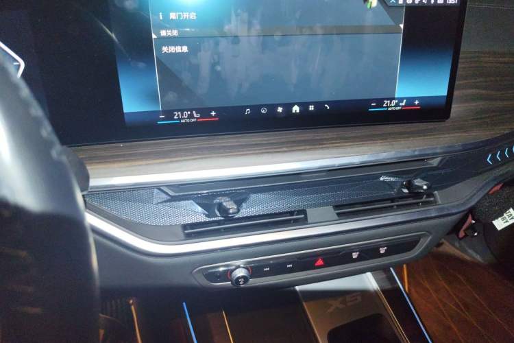 Used BMW X5 2025 Model, xDrive 40Li M Sport Night Package Audio And AC Panel