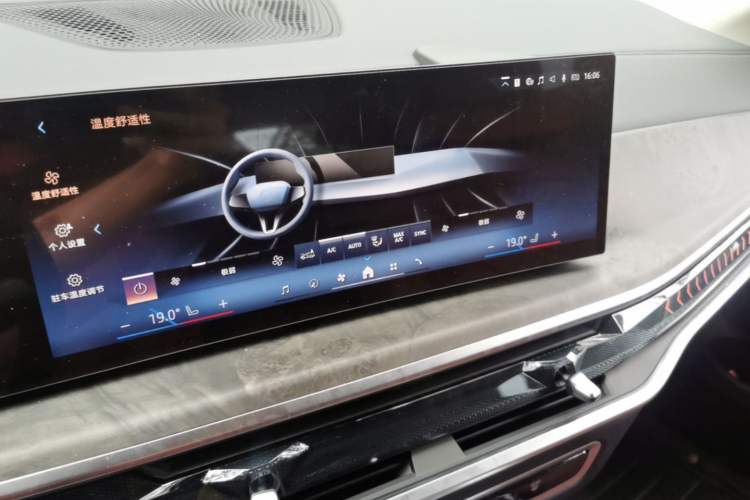 Used BMW X5 2025 Model, xDrive 30Li Prestige M Sport Night Package Audio And AC Panel