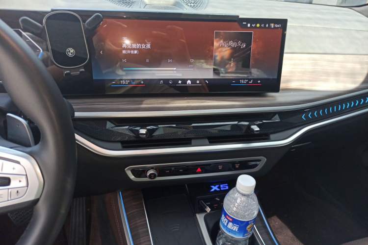 Used BMW X5 2025 Model, xDrive 40Li M Sport Night Package Audio And AC Panel
