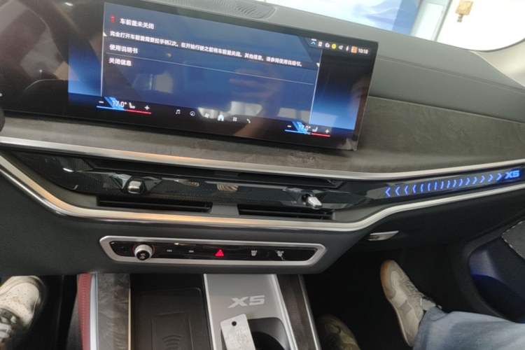 Used BMW X5 2025 Model, xDrive 30Li Prestige M Sport Night Package Audio And AC Panel