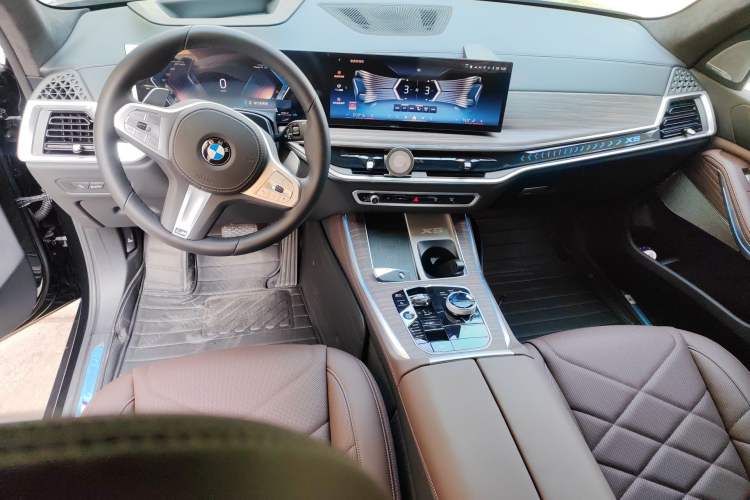 Used BMW X5 2025 Model, xDrive 40Li M Sport Night Package Center Console