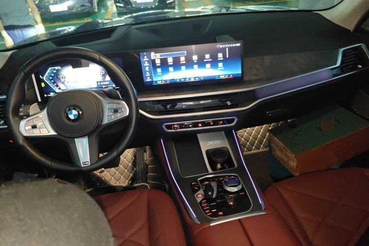 Used BMW X5 2025 Model, xDrive 30Li Prestige M Sport Night Package Center Console