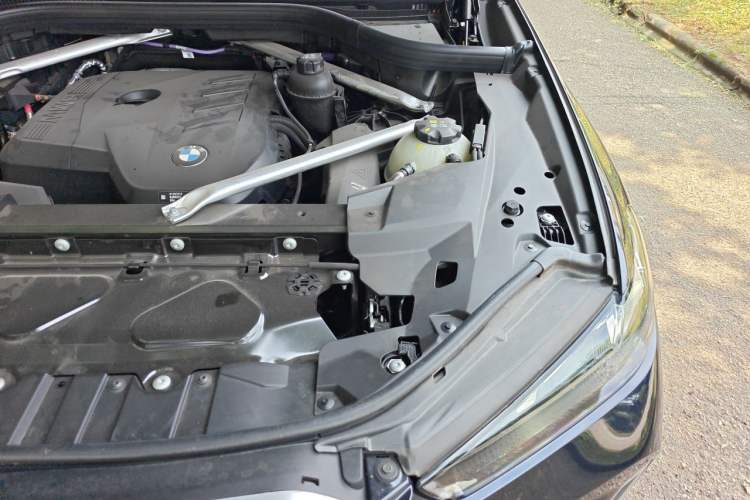Used BMW X5 2025 Model, xDrive 30Li Prestige M Sport Night Package Engine Bay Left