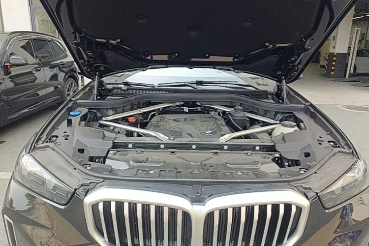 Used BMW X5 2025 Model, xDrive 30Li Prestige M Sport Night Package Engine Bay