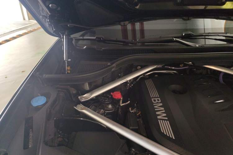 Used BMW X5 2025 Model, xDrive 40Li M Sport Night Package Engine Bay Right