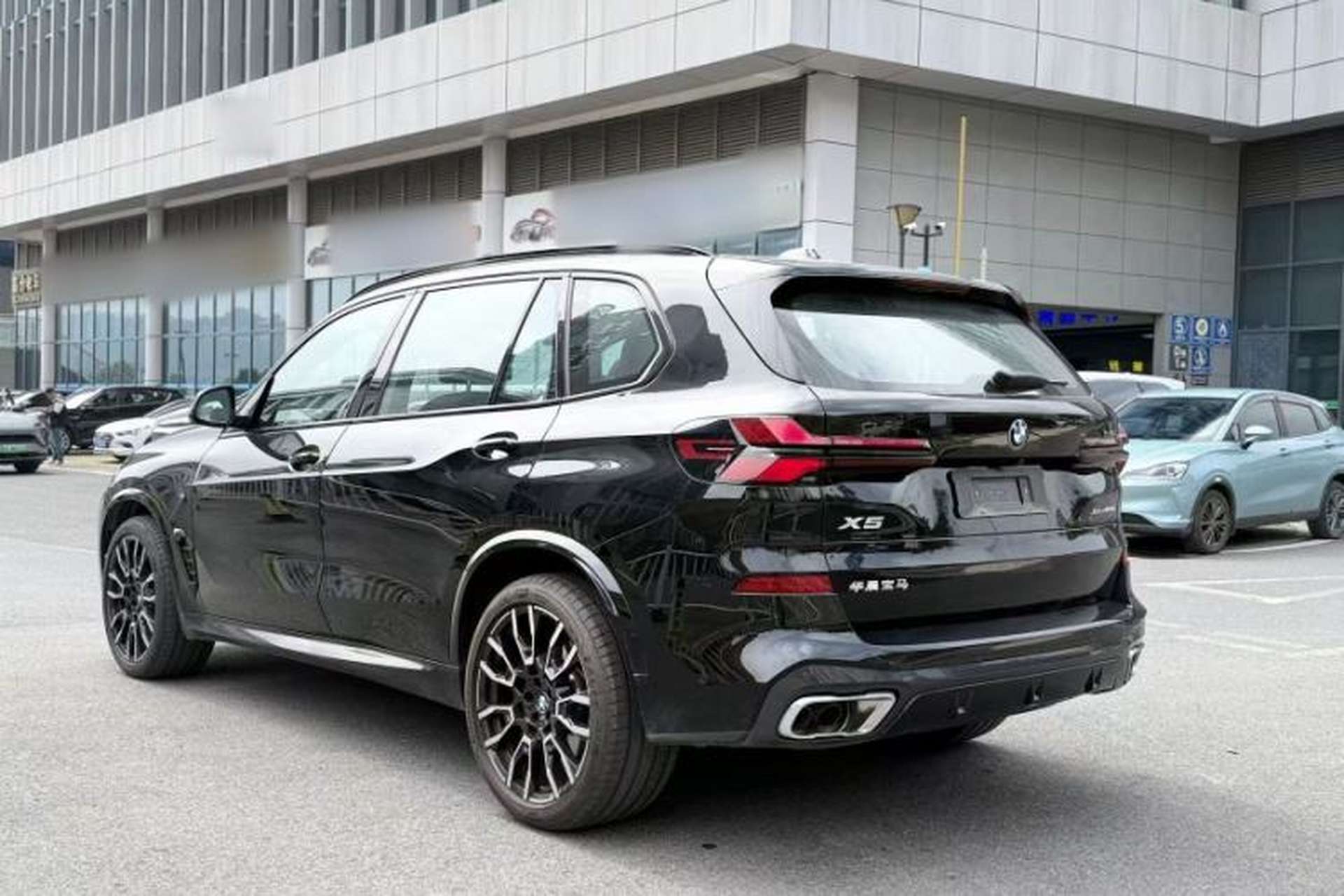 Used BMW X5 2025 Model, xDrive 40Li M Sport Night Package Exterior 3