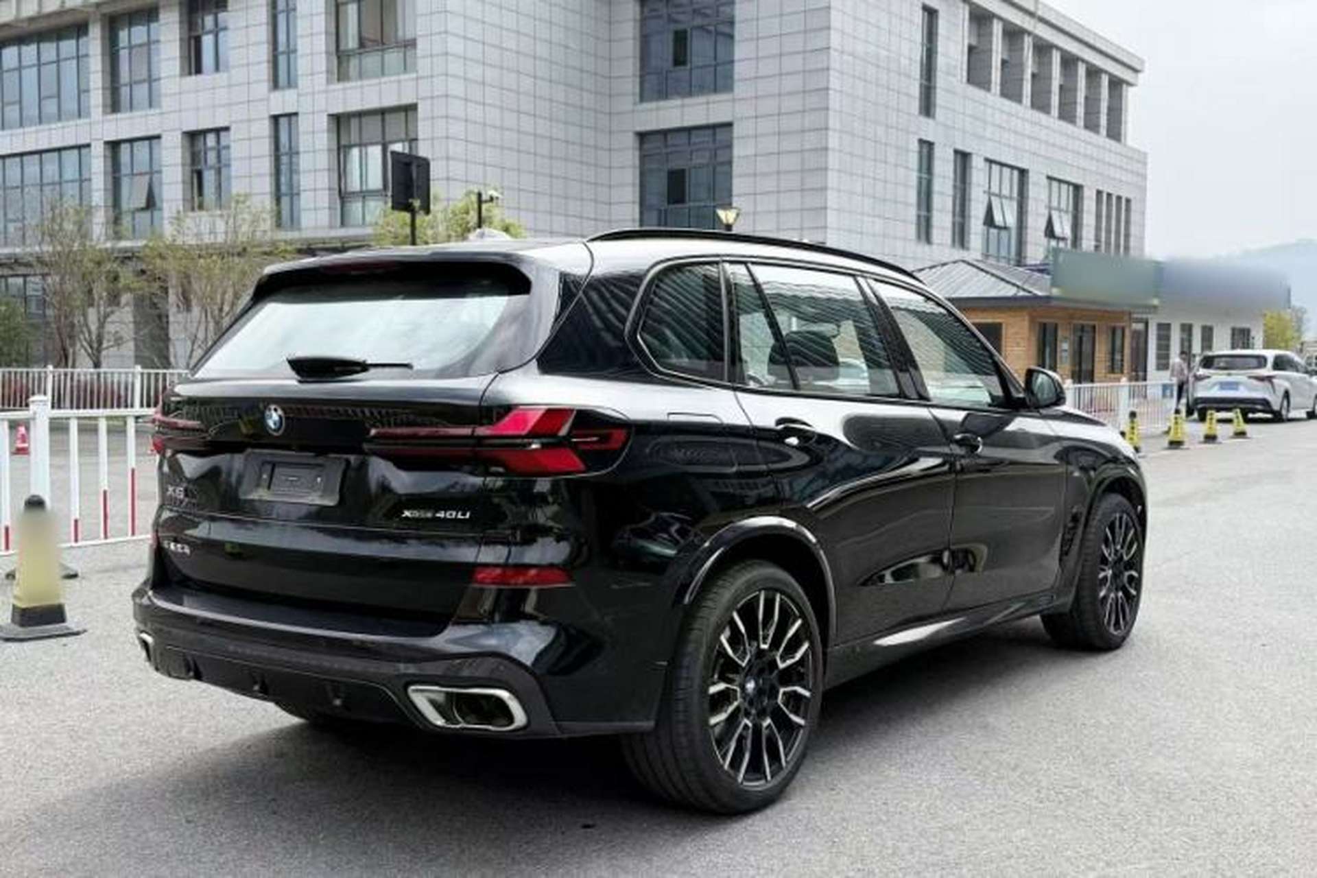 Used BMW X5 2025 Model, xDrive 40Li M Sport Night Package Exterior 5