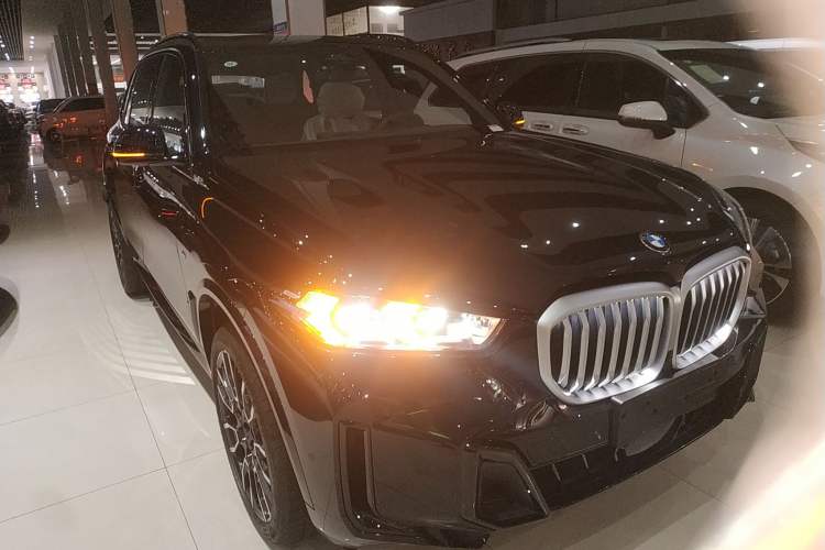Used BMW X5 2025 Model, xDrive 40Li M Sport Night Package Front Right 45 Deg