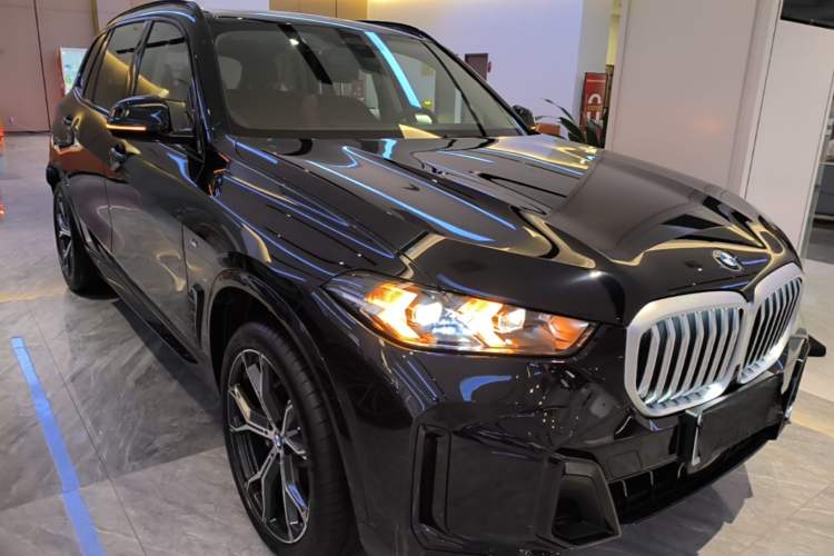 Used BMW X5 2025 Model, xDrive 30Li Prestige M Sport Night Package Front Right 45 Deg