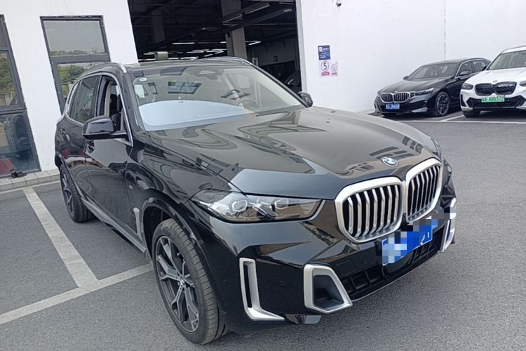 Used BMW X5 2025 Model, xDrive 30Li Prestige M Sport Night Package Front Right 45 Deg