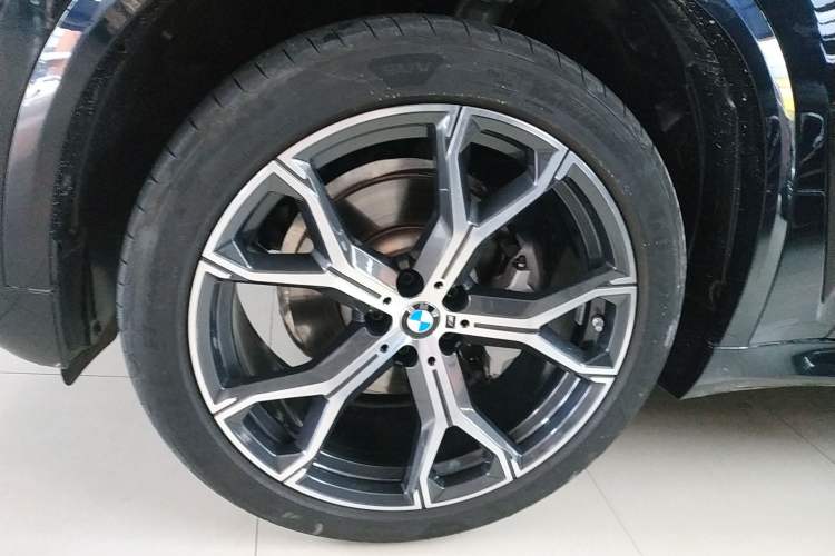 Used BMW X5 2025 Model, xDrive 30Li Prestige M Sport Night Package Left Front Wheel Hub
