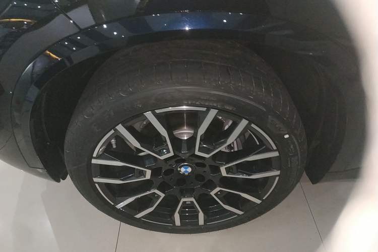 Used BMW X5 2025 Model, xDrive 40Li M Sport Night Package Left Front Wheel Hub
