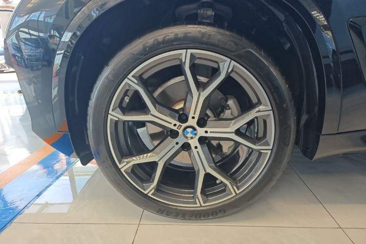 Used BMW X5 2025 Model, xDrive 30Li Prestige M Sport Night Package Left Front Wheel Hub