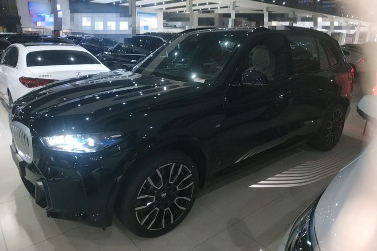 Used BMW X5 2025 Model, xDrive 40Li M Sport Night Package Left Side