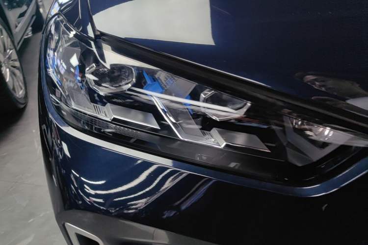 Used BMW X5 2025 Model, xDrive 40Li M Sport Night Package Right Front Headlight