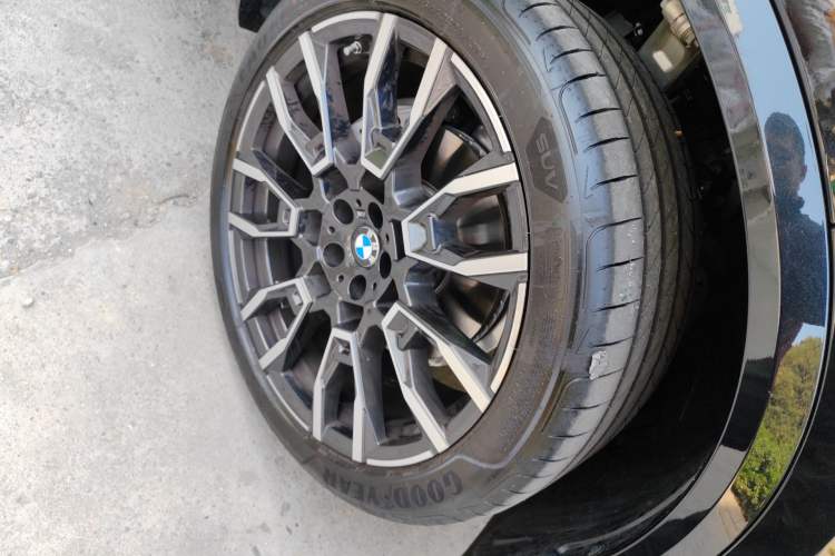 Used BMW X5 2025 Model, xDrive 40Li M Sport Night Package Right Front Wheel Hub