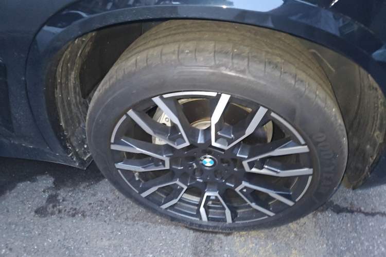 Used BMW X5 2025 Model, xDrive 40Li M Sport Night Package Right Front Wheel Hub